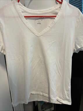Universal Thread White V-Neck Short Sleeve Tee